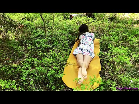 ❤️ 陌生人在Tinder上自慰我的阴部,并在树林里热情地做爱 ❤️ Porno ❌️