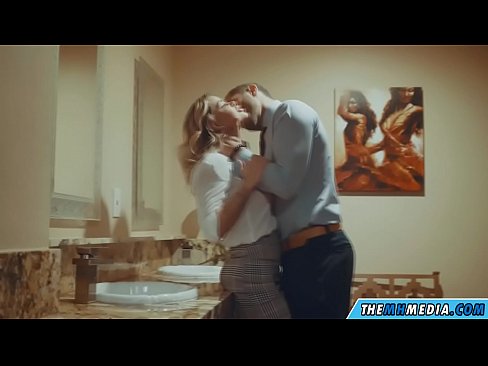 ❤️ 当一个胸大无脑的金发女郎在公共厕所里勾引你时 ❤️ Porno ❌️